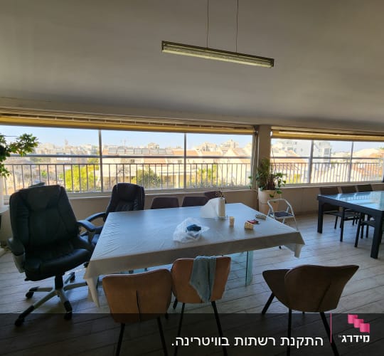 מעקה אלומיניום עם נוף עירוני ברקע